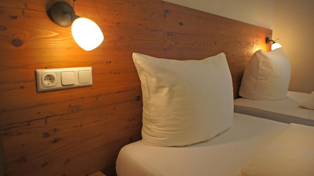 Hotel Heimfeld Restaurant Cafe Garching an Der Alz Esterno foto