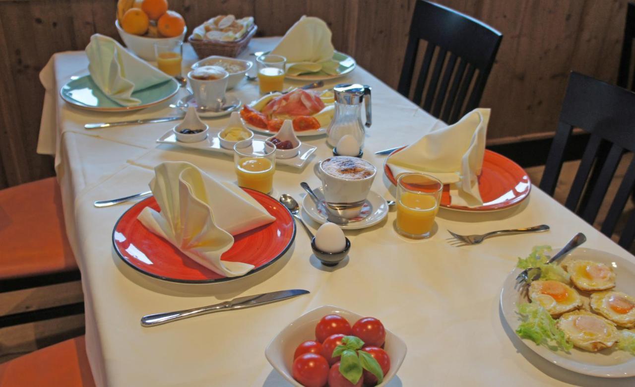Hotel Heimfeld Restaurant Cafe Garching an Der Alz Esterno foto