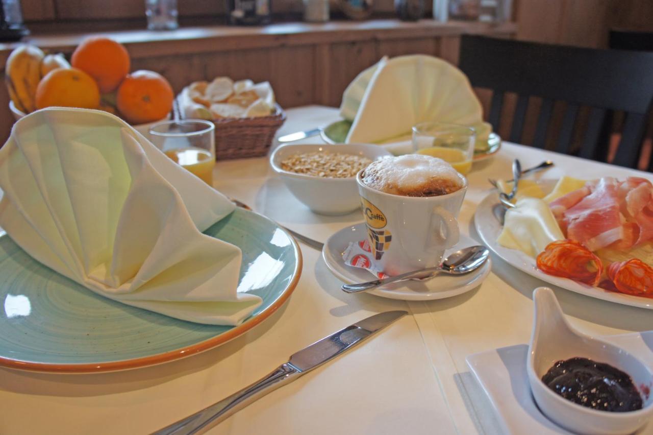Hotel Heimfeld Restaurant Cafe Garching an Der Alz Esterno foto